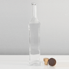 700 ml quadratisch verlängerte Formglasspirituosenflasche mit eleganten Kurven
