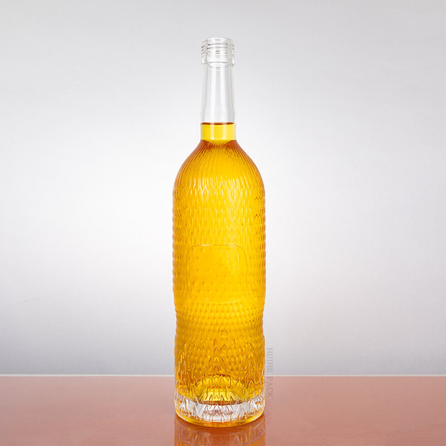 Kieselartige Texturzylinder klarer Glaswodka-Flasche