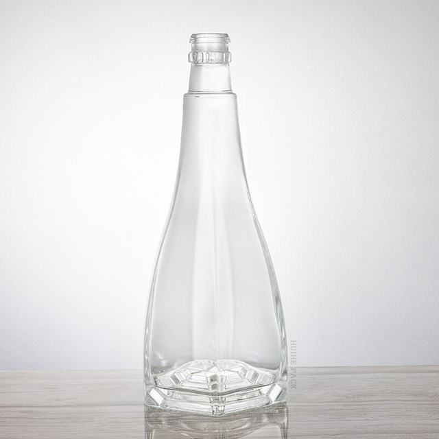 Stromlinienförmige, sich verjüngte Glasflaschenflasche mit vertikalen Graten