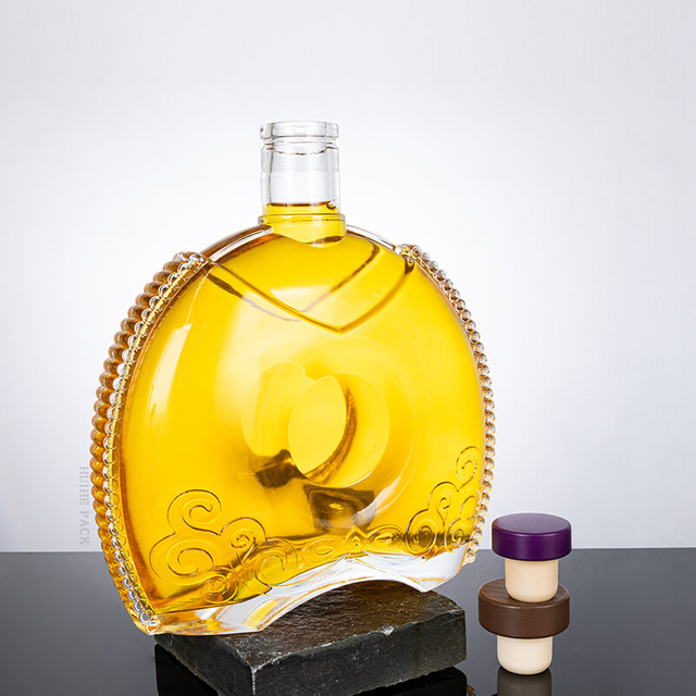 Flache ovale Spirituosenflasche mit kettenähnlichem Muster herum