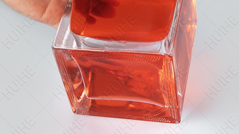 So packen Sie Glasflaschen ins Gepäck – Flasche mit dickem Boden