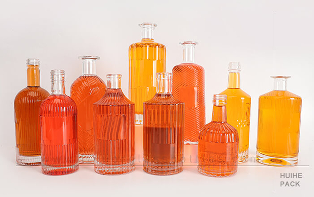 Gestreifte Spirituosenflasche