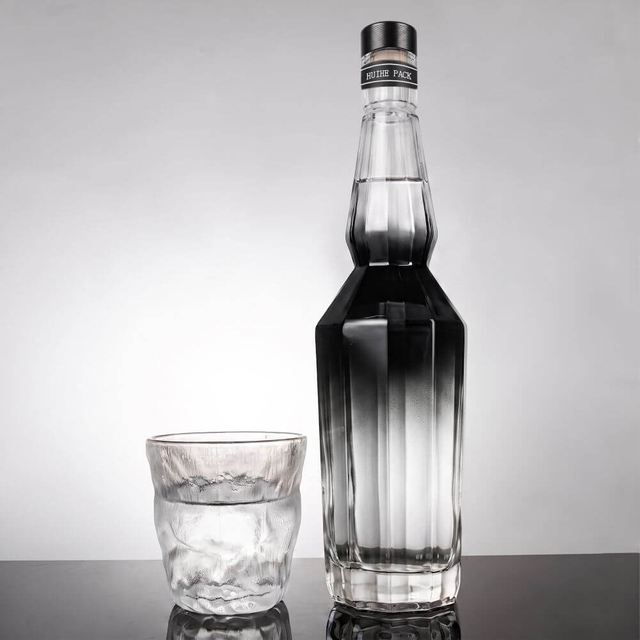 Hexagonale Winkelglas Whiskyflasche mit langem Hals