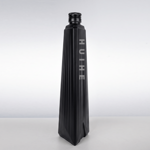 700 ml schlanke dreieckige Rippenmuster Glaslippenflasche