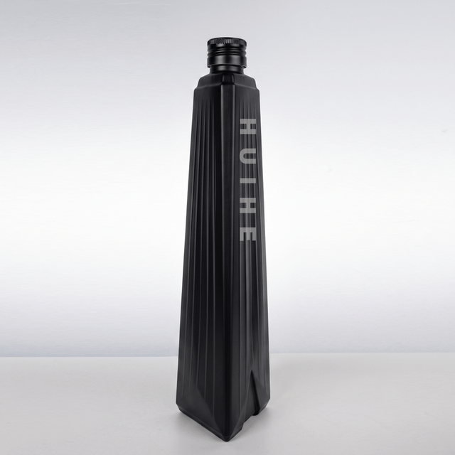 700 ml schlanke dreieckige Rippenmuster Glaslippenflasche