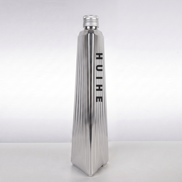 700 ml schlanke dreieckige Rippenmuster Glaslippenflasche